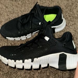 Nike Free Metcon 4 in black and white. SIZE 7w